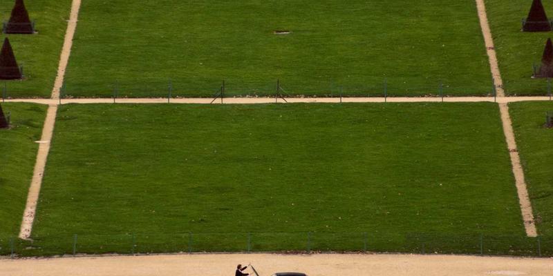 2024男性时尚趋势解码：禅意设计引领的极简穿搭指南