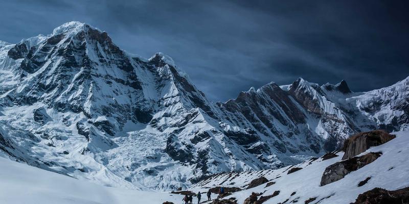 机能风穿搭解析：城市户外风格中的科技面料与模块化设计如何重塑男性时尚