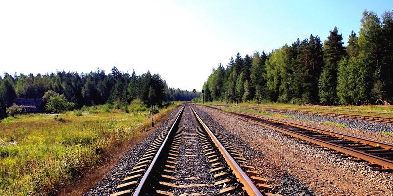 男士户外机能风穿搭指南：科技面料如何征服城市与山野